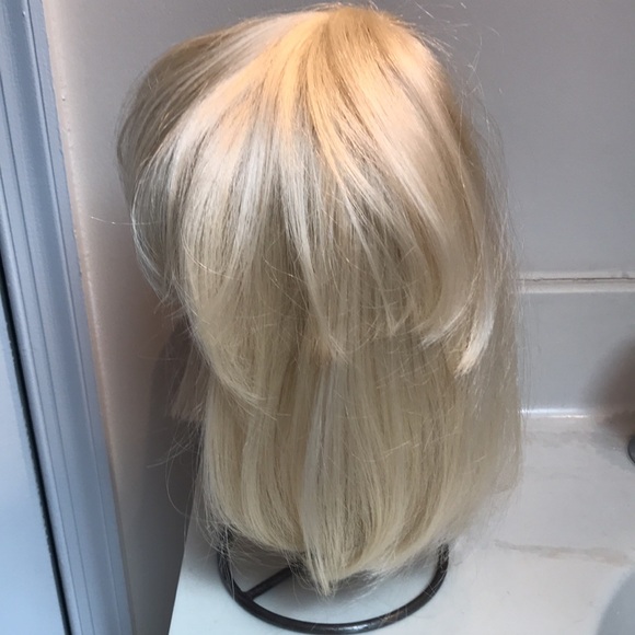 Y2K Platinum blond bob wig. Synthetic material. Great Condition- no stains. - Picture 4 of 8